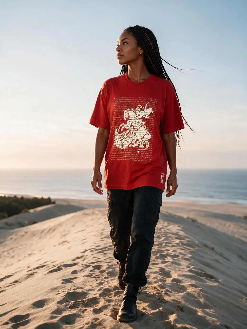 Mulher vestindo camiseta vermelha São Jorge da Complexidade Urbana ao ar livre