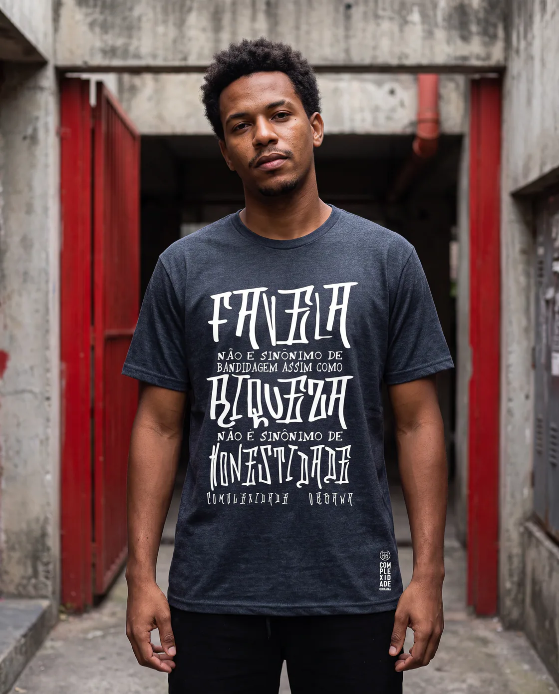 Homem vestindo camiseta grafite Favela e Riqueza da Complexidade Urbana