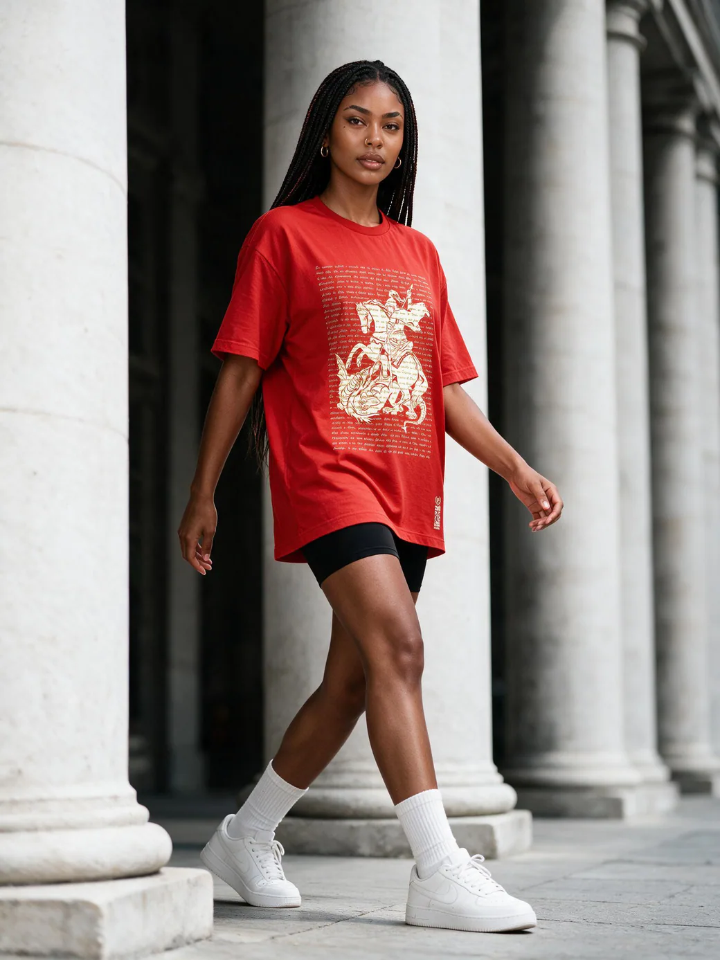 Mulher vestindo camiseta vermelha São Jorge em editorial urbano