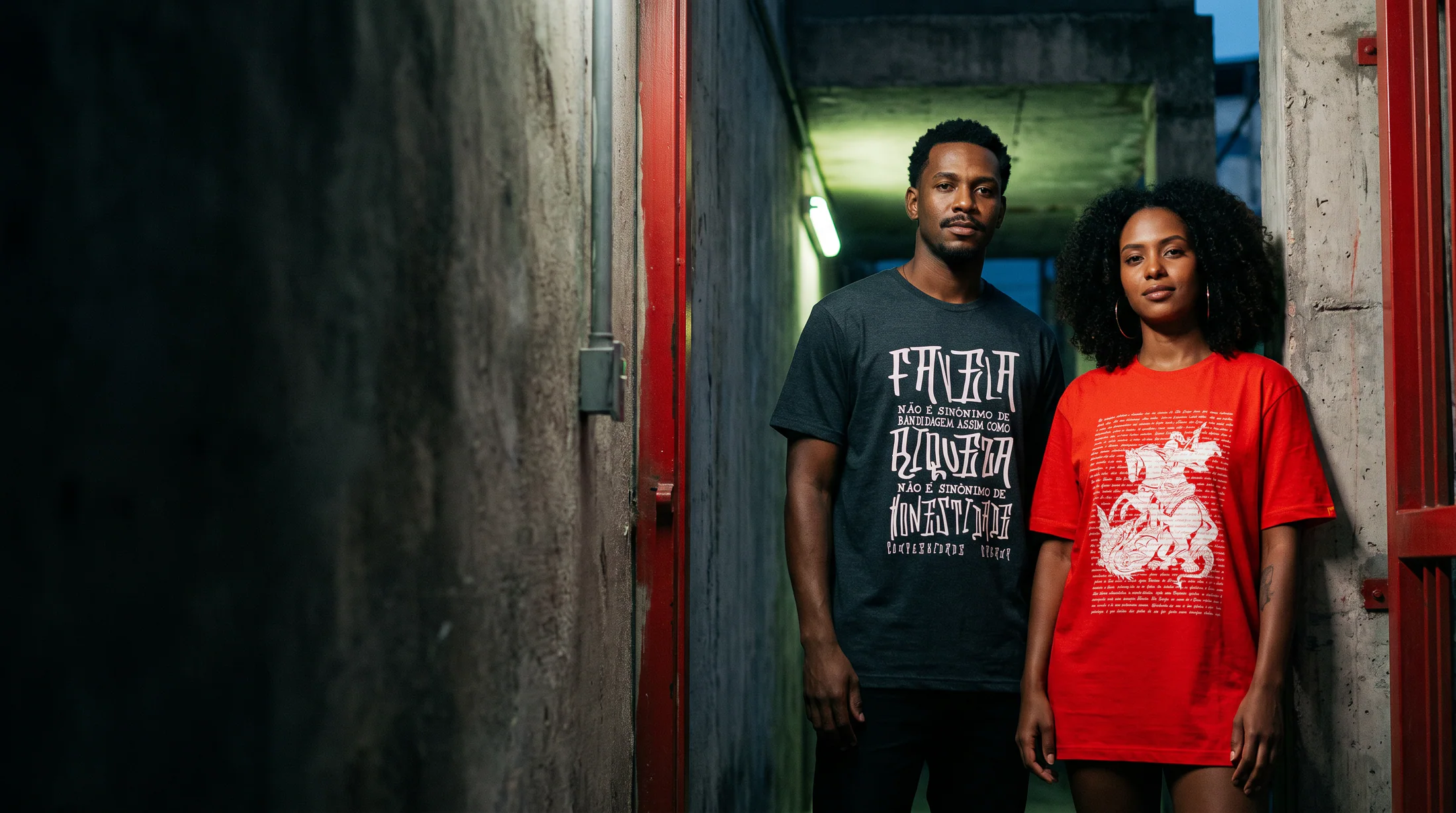 Duas pessoas vestindo camisas da Complexidade Urbana em uma passagem de concreto no Rio de Janeiro